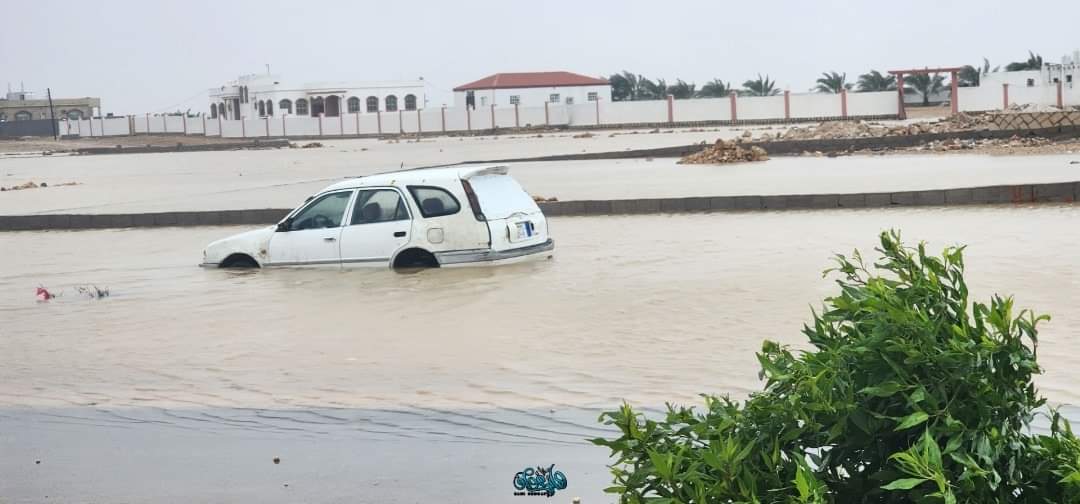 مناشدات للمنظمات الدولية والإقليمية التدخل لإغاثة المناطق المتضررة بإعصار تيج في المهرة